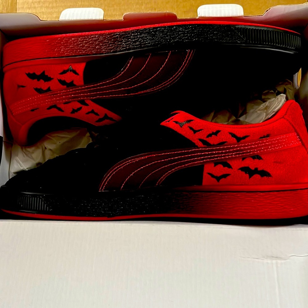 Size 9 Men’s Puma Batman Shoes